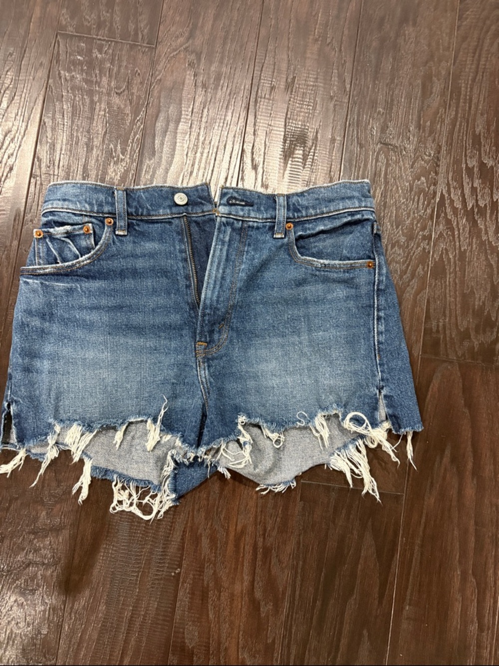 Abercrombie Mom Short High Rise in Medium Blue - Casual Frayed Hem